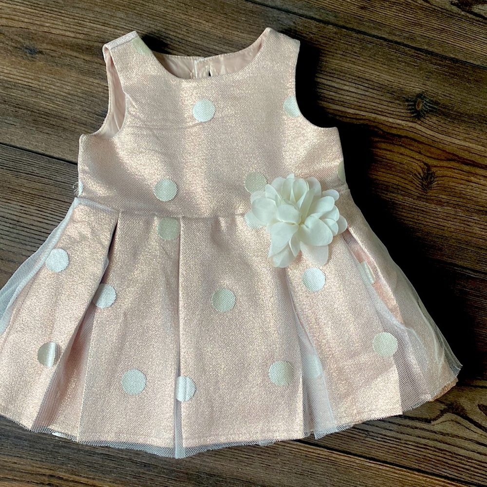 Adorable baby girls party dress. Perfect condition size 3 months. Rose gold
